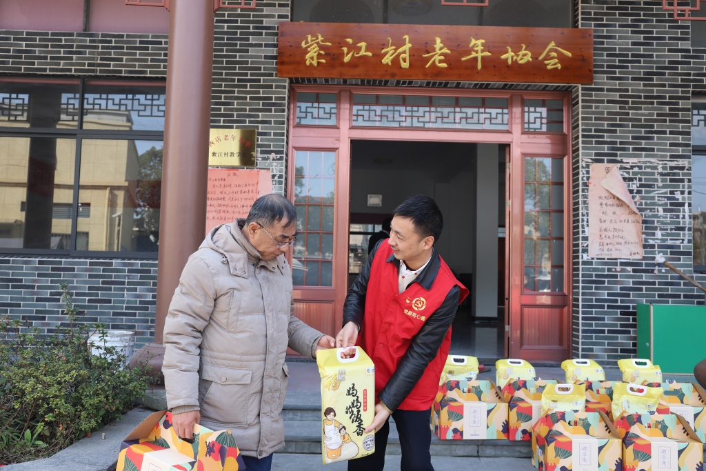 暖春意，敬老情-J9集团多年对峙慰问孤寡老人